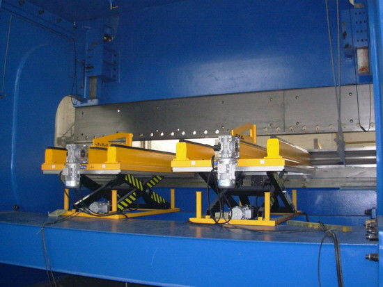 Pengumpanan Depan 2.5M CNC 1000Ton Tandem Press Brake Tool Bending Guardrail Board