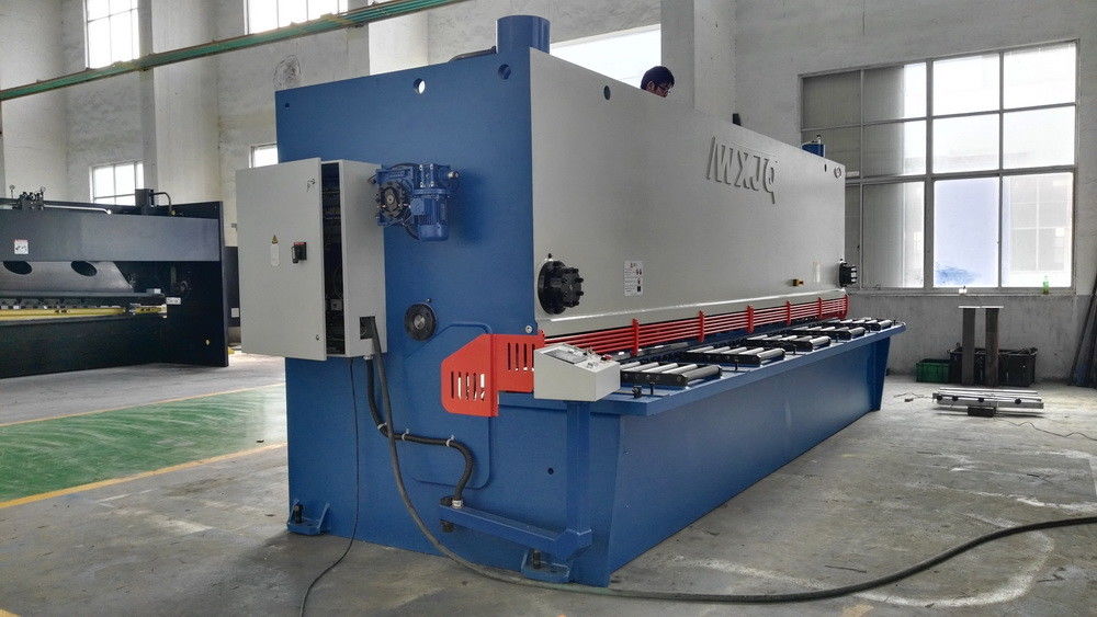 Bahan Baku Hidrolik Guillotine Shear Cutting Otomatis Dengan Sistem Kontrol Numerik