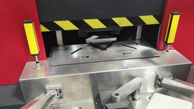 Panel Baja / Sudut Kotak Membentuk Sudut CNC Bekas Mesin Bending Sudut 90 Derajat