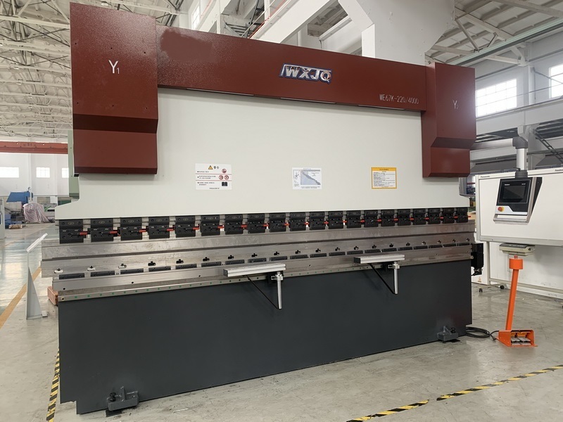 Blog perusahaan terbaru tentang Bisakah CNC Press Brake Menangani Pelat Panjang dan Tebal? Bagaimana Keselamatan Operator Dipastikan?