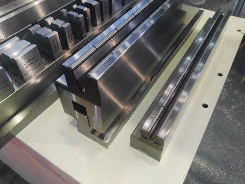 Beli 30 Derajat Kekerasan Bending Die Punching Press Brake Tooling Dengan Panjang 3150mm online manufacture