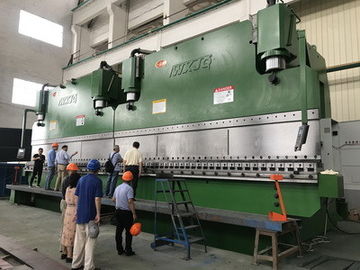 Beli 1200 Ton LVD CNC Tandem Press Brake Machine 100- 3000 Ton Panjang Meja 2 - 12m online manufacture
