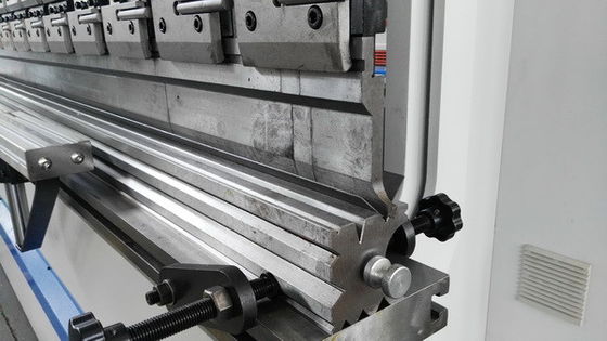 Beli Kekuatan Tinggi 30 Derajat Meninju tajam 125T Press Brake Tool 42CrMo Material Forging online manufacture