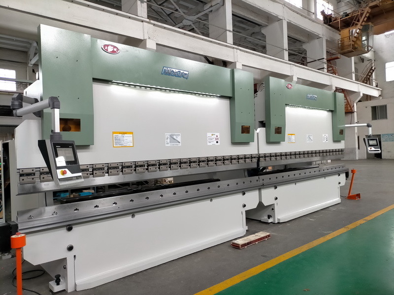 4000m Panjang CNC Tandem Press Brake Machine Tool Single V Bottom Die Bend 5mm Sheet