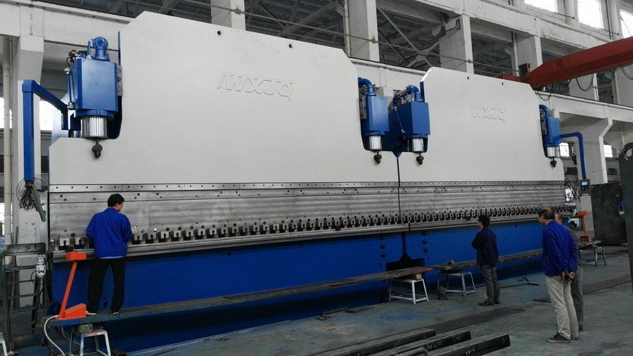 Otomatis 1300T CNC Tandem Hydraulic Press Brake 415V/50Hz Panjang Bending 20 Meter