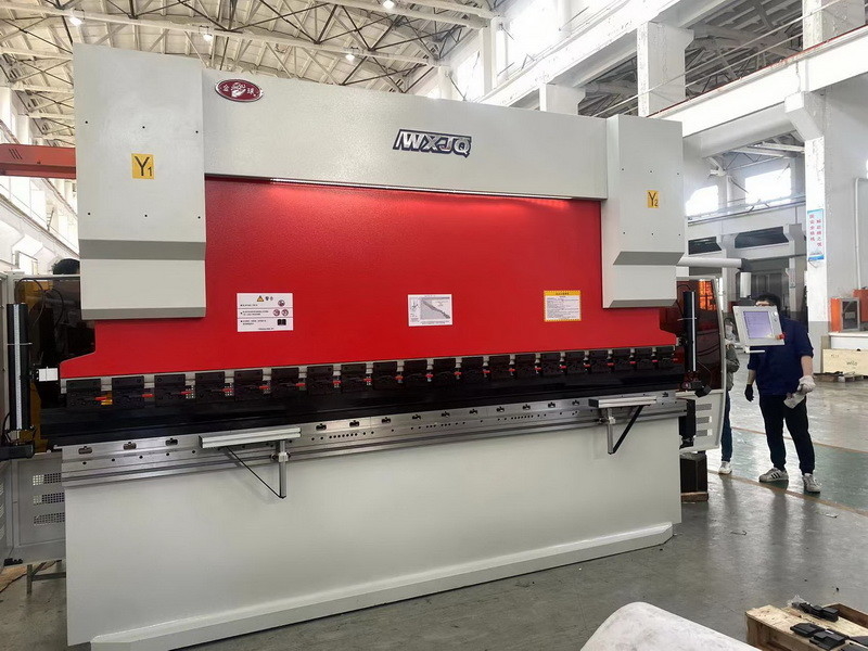 135T Mekanis CNC Hydraulic Press Brake Mesin 3200mm Bending Panjang