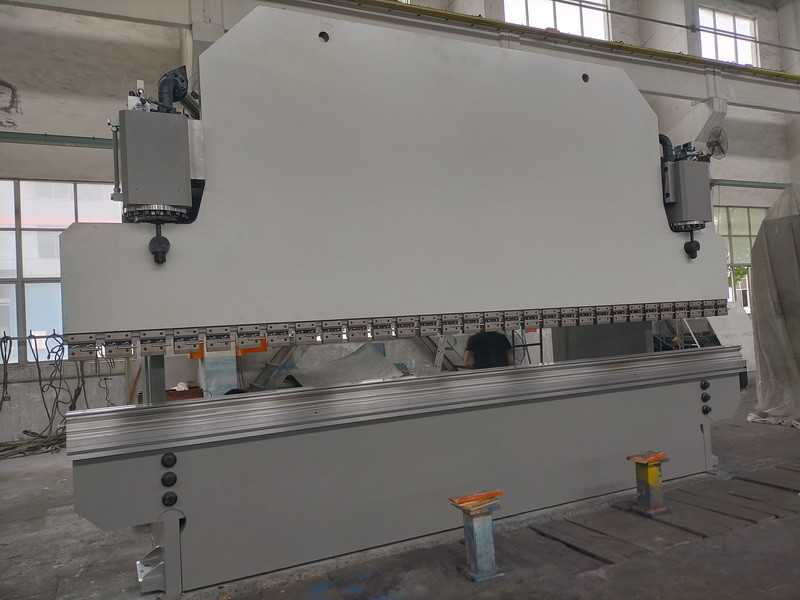 600T CNC Hydraulic Press Brake 14m panjang untuk melenturkan lembaran logam dan membentuk