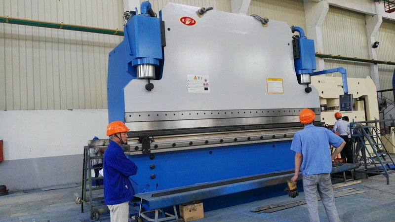 500T Force CNC Hydraulic Press Brake Menggunakan Pada Fabrikasi Logam, Pabrik Otomotif