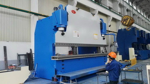 6m Panjang Plat Tekan Mesin Rem CNC Mengontrol Baja Pagar Bending Pelindung