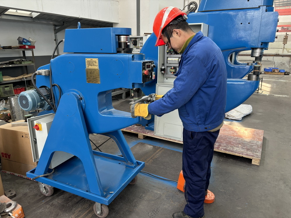 Kraftfomer listrik 350 Mesin pembentuk lembaran Daya Palu Shrinker Stretcher