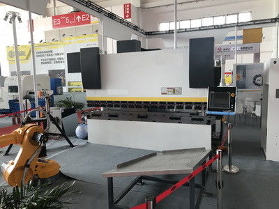 Lembar Baja CNC Hidraulik Pencet Brake Bending Mesin 130T Bending Metal Sheet
