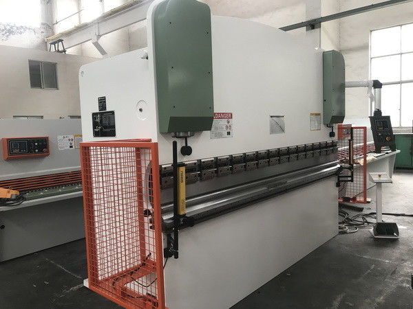 125T Kekuatan CNC Hydraulic Press Brake WE67K125/3200 Untuk Fabrikasi Logam
