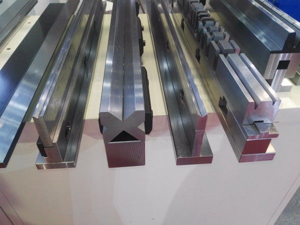 Dua V Bottom Die Hydraulic Press Brake Tools 42CrMo Pengolahan Panas HB300-350