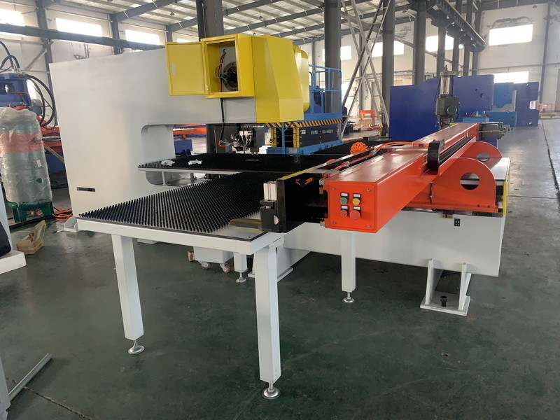 Lembar 3mm CNC Mekanis Proses Punching Press 40 'Pelat Dinding Kontainer