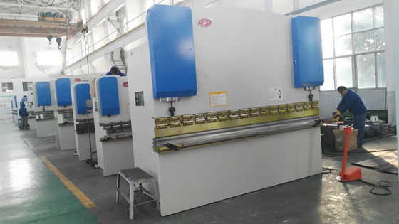 7.5KW Motor Power PLC Control Sheet Metal Press Brake dengan 100-400T Tekanan untuk Heavy Duty Metal Bending